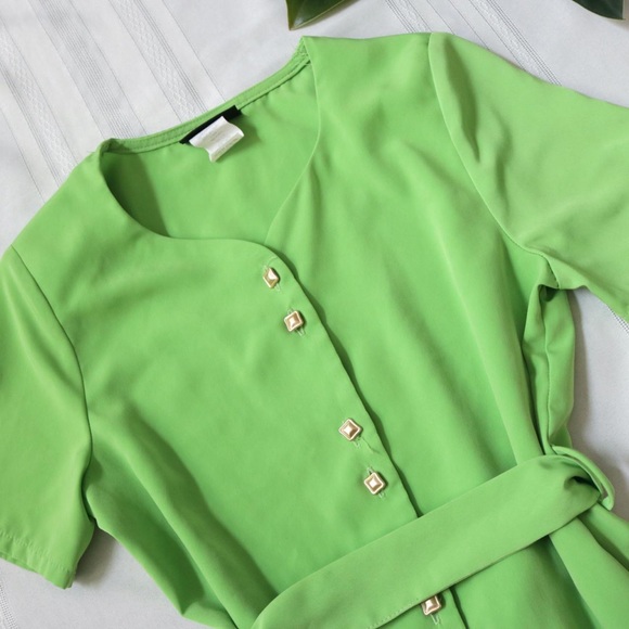 Green apple button down blouse with tie belt - Picture 4 of 8